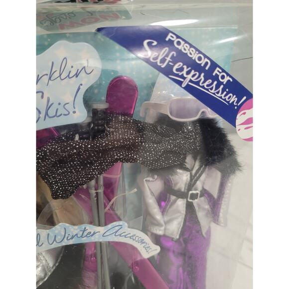 RARE NEW MGA BRATZ WINTERTIME COLLECTION CLOE Sparklin Skis‎ Self Expression - Picture 3 of 9